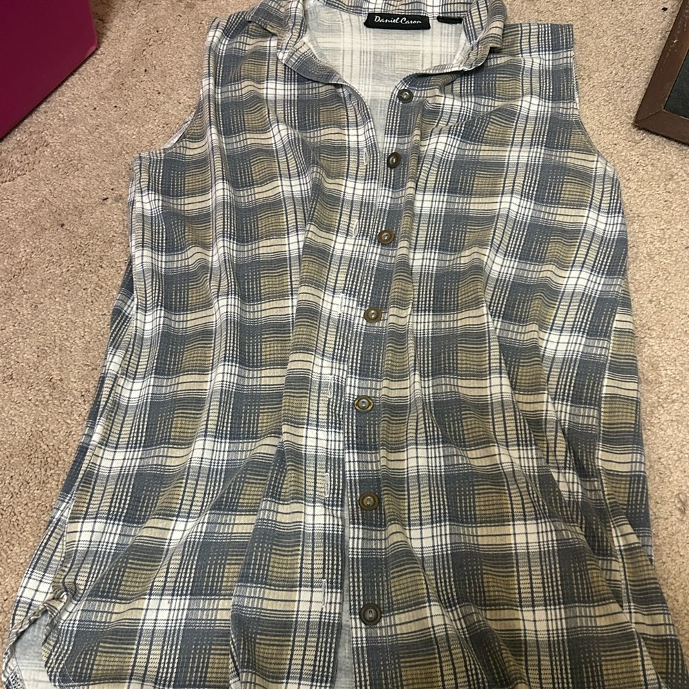 Women's Plaid Button Down Sleeveless Shirt - Fits M/L